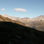 links Pizzo Rotondo, Cavanna Pass und rechts Pizzo Lucendro