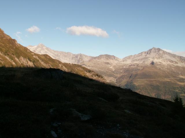 links Pizzo Rotondo, Cavanna Pass und rechts Pizzo Lucendro