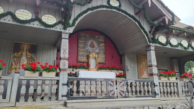 seit 1673 wird in Birkenstein eine spätmittelalterliche Marienstatue als Gnadenbild verehrt