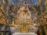 der traumhaft schöne Altar im innern der Kapelle, mit der goldenen Marienstatue