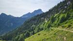 vor uns taucht die Nordseite des Wendelstein auf