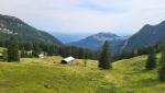 bei der Durhamer-Alm blicken wir über die Aiblinger Hütte in die Ebene