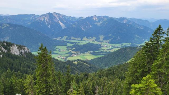 vom Übergang aus, blicken wir in das Tal der Leitzach und Richtung Bayrischzell