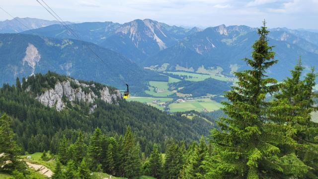 kurz darauf führt er unter der Wendelstein-Seilbahn hindurch