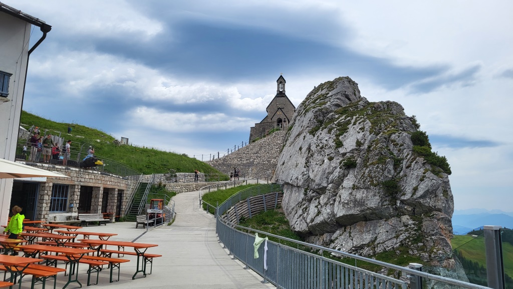 nach einem schweisstreibenden Aufstieg, erreichen wir die Bergstation der Wendelstein-Seilbahn...