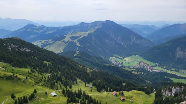 wir geniessen die Aussicht auf das Tal der Leitzach und Bayrischzell