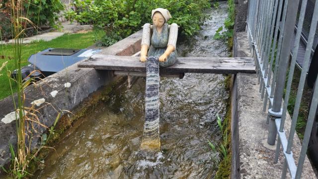 im Dorfzentrum verläuft der Mühlenweg. Gesäumt wird der Weg von Kunstwerken