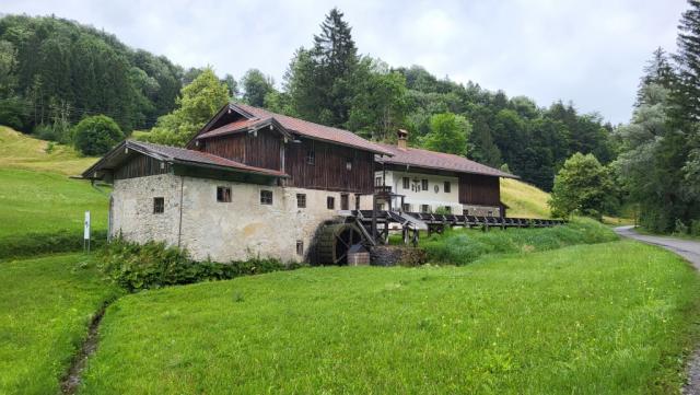 zur linken sehen wir im Ortsteil Mühltal die alte Getreidemühle mit dem grossen Wasserrad