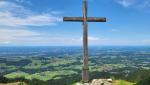 ein steiler Aufstieg bringt uns über einen Zick-Zack-Weg, hinauf zur Seitenalm mit grossem Holzkreuz