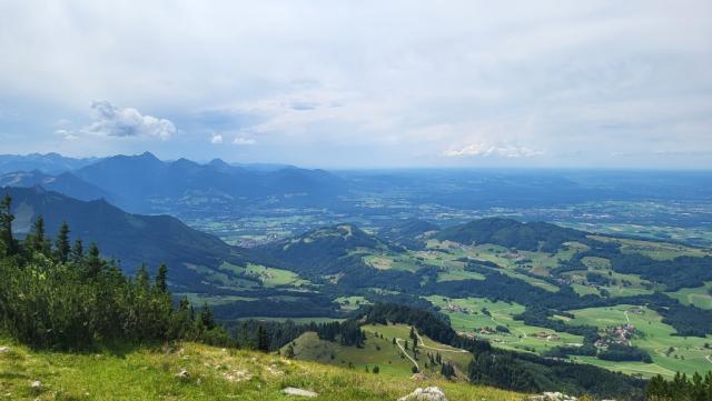 wir blicken Richtung in die Ebene nach Flintsbach, Nussdorf und zum Wendelstein