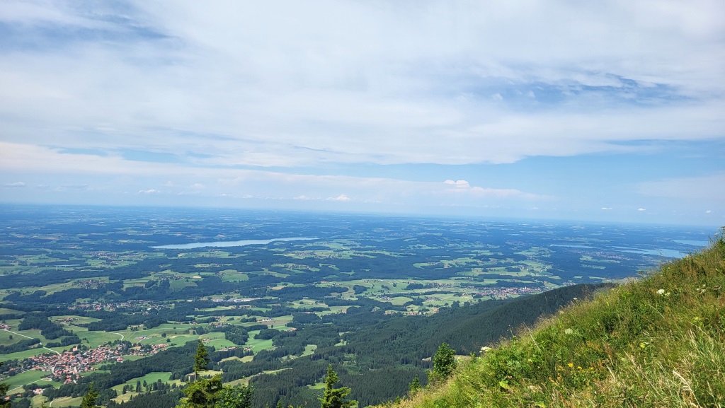 in der Ebene erkennen wir den Simssee und der berühmte Chiemsee