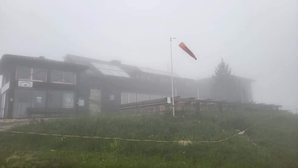 die ganze Nacht hat es geregnet. So schlechtes Wetter hatten wir bis jetzt auf dem Maximilianweg noch nie