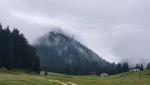 wir blicken zurück zum bedecktem Hochriesgipfel 1568 m.ü.M., der höchste Punkt auf der heutigen Etappe