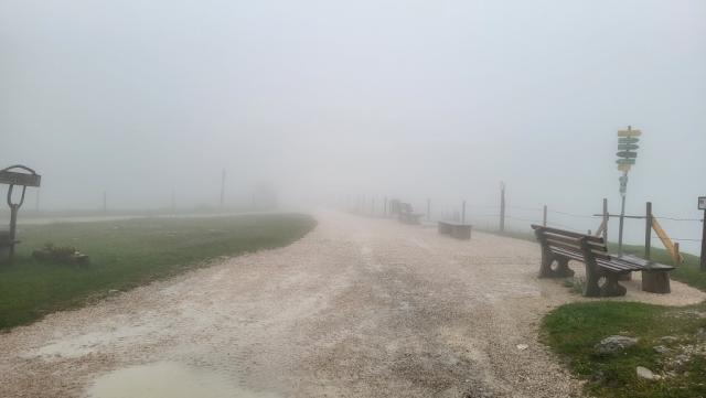 oben bei der Bergstation angekommen, empfängt uns dichten Nebel