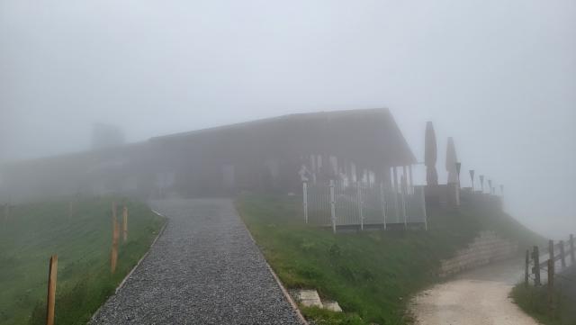 das kurze Stück von der Bergstation zur Sonnenalm, finden wir auch bei dichten Nebel