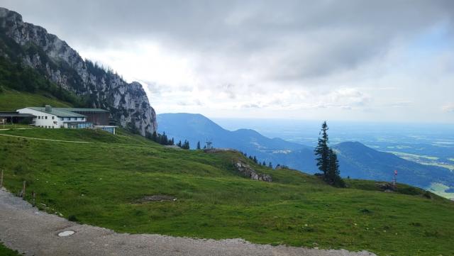 wir laufen zur Bergstation die nun frei von Nebel und Wolken ist