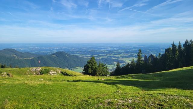 auf der anderen Seite blicken wir auf die Ebene und zum Chiemsee