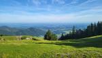 auf der anderen Seite blicken wir auf die Ebene und zum Chiemsee