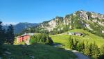 wir blicken zurück zur schön gelegenen Sonnenalm. Dahinter die Bergstation der Kampenwandseilbahn