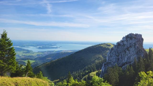 die Aussicht zum Chiemsee mit der Insel Frauenchiemsee ist überwältigend