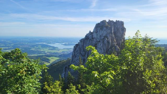 links von uns der Staffelstein. Dahinter der Chiemsee