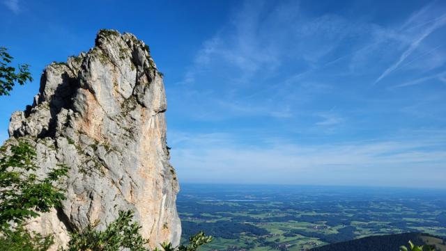 wir wandern nun zwischen dem Staffelstein links von uns...