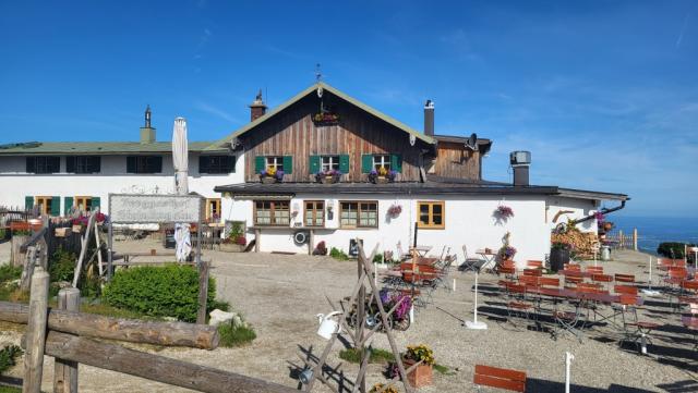 leicht abwärts wandernd, erreichen wir die noch geschlossene Steinlingalm