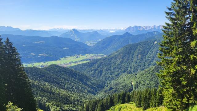 wir erreichen die Senke mit dem Sattel "vor dem Raffen". Wir blicken nach Schleching und in das Kaisergebirge