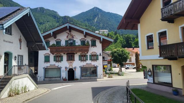 ...und laufen danach durch das schmucke Ortszentrum von Marquartstein