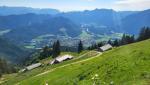 tief unter uns das Tal der Tiroler Achen mit dem Dorf Unterwössen