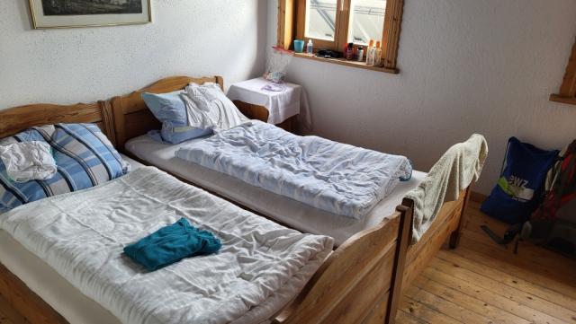 wir erhalten ein romantisches Zweierzimmer. Nach dem Auspacken der Rucksäcke und Duschen...