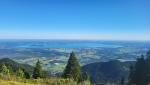 was für eine traumhafte Aussicht zum Chiemsee mit der Insel Frauenchiemsee