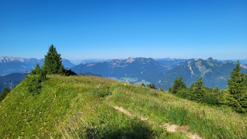 in einer Senke bleiben wir stehen und blicken zurück, wo wir die letzten Tage hindurchgewandert sind