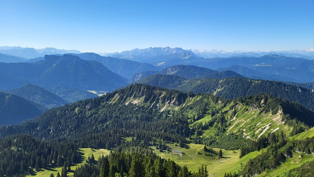 was für eine traumhafte Aussicht in die Chiemgauer- und Berchtesgadener Alpen. Unser Endziel rückt immer näher