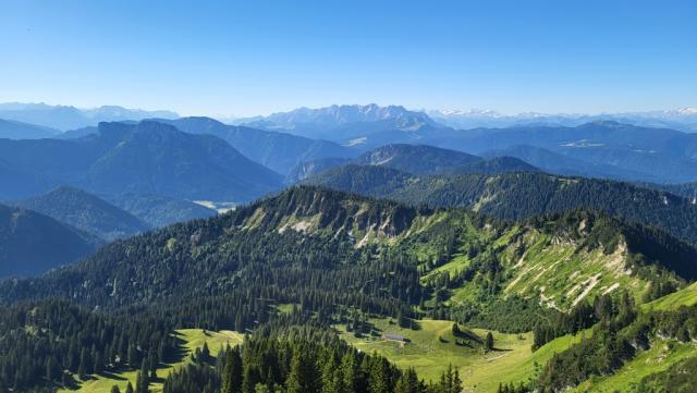 was für eine traumhafte Aussicht in die Chiemgauer- und Berchtesgadener Alpen. Unser Endziel rückt immer näher