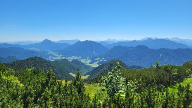 wir blicken in die Ebene von Ruhpolding mit der weissen Traun