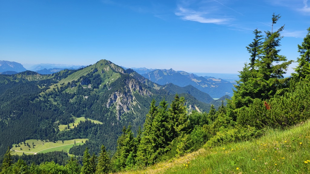 auf der anderen Seite sehen wir tief unter uns die Senke von Eschelmoos, dahinter der Hochgern