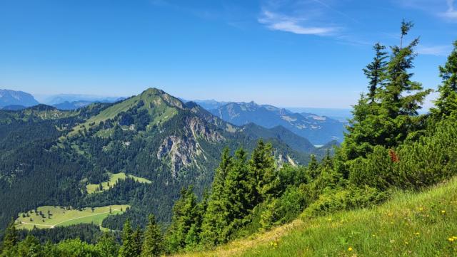 auf der anderen Seite sehen wir tief unter uns die Senke von Eschelmoos, dahinter der Hochgern