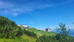 vor uns sehen wir das Hochfellnhaus, rechts daneben die Bergstation der Hochfelln-Seilbahn