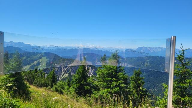 beim Gipfel des Hochfelln mit der speziellen Panoramatafel. Eine super Idee, gschwungen und durchsichtig