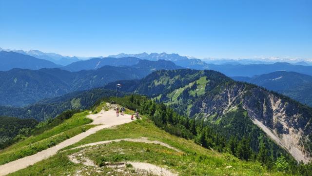 vom Gipfelkreuz sind es nur ein paar Schritte zum Hochfellnhaus. Wir haben Hunger