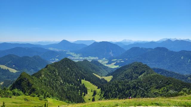 rechts von uns die Ebene von Ruhpolding mit den Chiemgauer Alpen. Noch zwei Etappen und wir erreichen Berchtesgaden