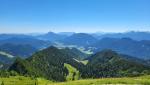 rechts von uns die Ebene von Ruhpolding mit den Chiemgauer Alpen. Noch zwei Etappen und wir erreichen Berchtesgaden