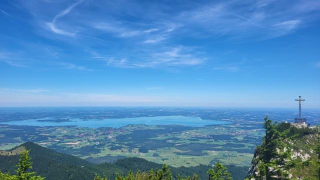 während wir zum Gipfelkreuz laufen, geniessen wir eine traumhafte Aussicht auf die Ebene und den Chiemsee