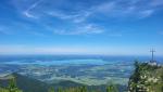 während wir zum Gipfelkreuz laufen, geniessen wir eine traumhafte Aussicht auf die Ebene und den Chiemsee