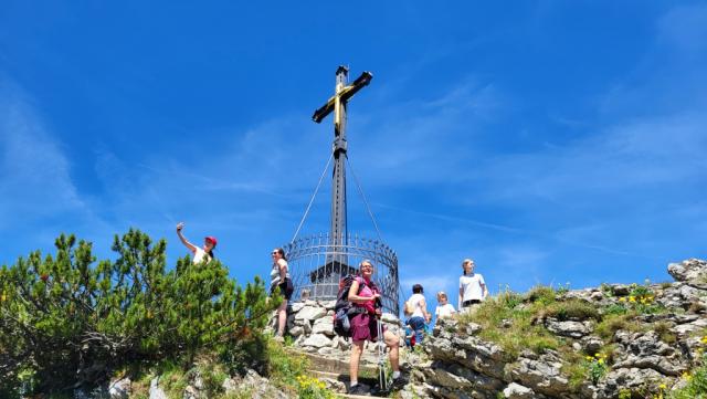 noch ein paar Stufen und wir stehen beim Gipfelkreuz des Hochfelln