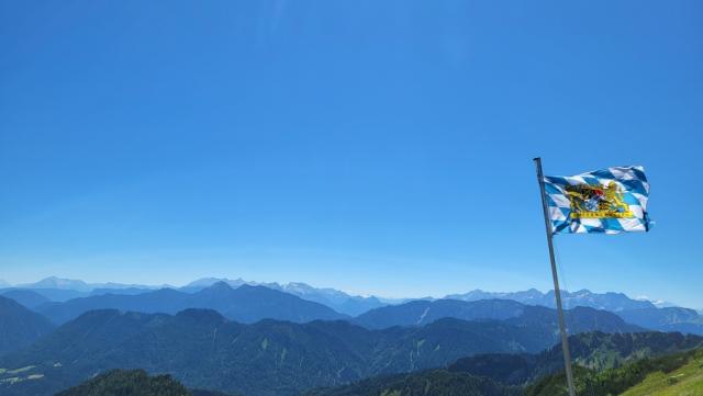 die Bayern Fahne flattert im Wind. Wir verlassen das Hochfellnhaus