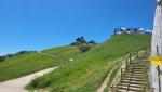 von der Bergstation der Hochfelln-Seilbahn blicken wir hinauf zum Hochfellnhaus und zur Kapelle