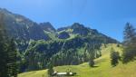 danach schweben wir mit der Seilbahn hinunter zur Mittelstation, von wo wir hinauf zum Hochfelln schauen