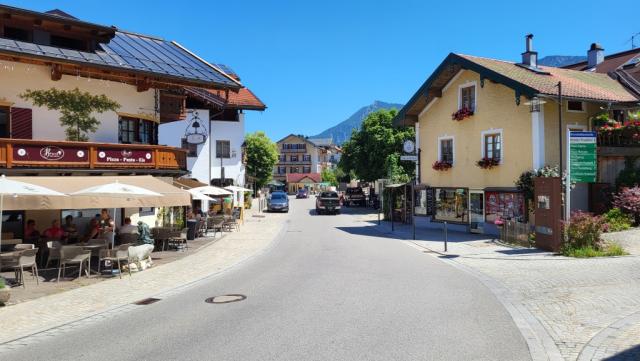 wir durchqueren den schönen Ortskern von Ruhpolding und wandern weiter